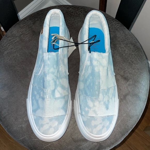 NWT MADDOX SKYHD BLOWFISH SNEAKERS - Picture 1 of 8